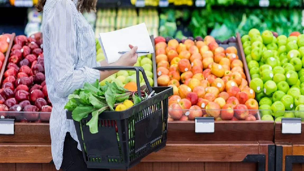 De ce fructele și legumele se află la intrarea în magazine. Retailerii au un motiv ascuns