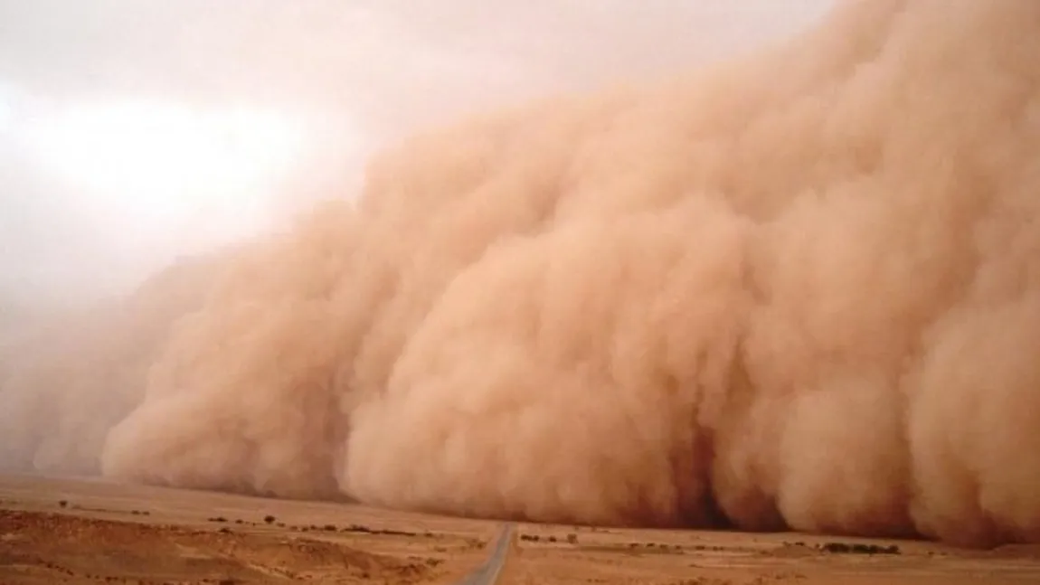 Un nor de praf saharian ajunge în Europa! Specialiștii l-au catalogat drept ”extrem de dens”