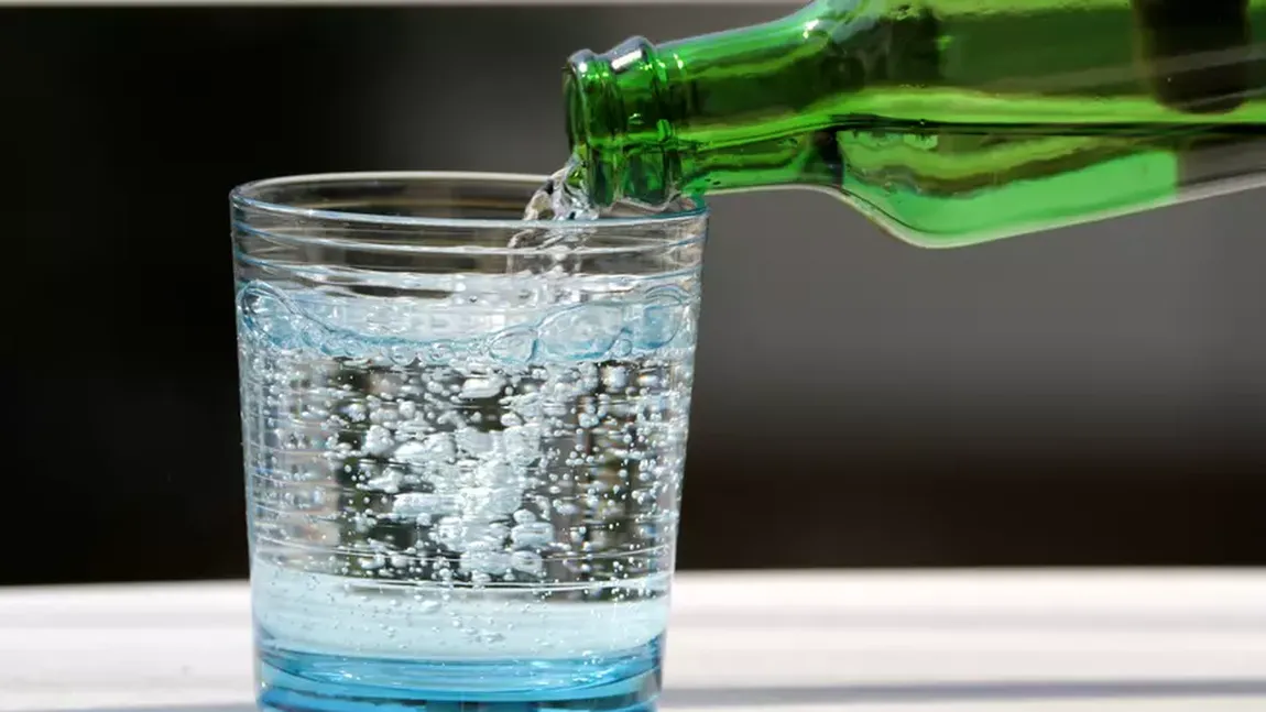Alertă sanitară! Milioane de sticle îmbuteliate cu apă, contaminate cu bacterii din fecale