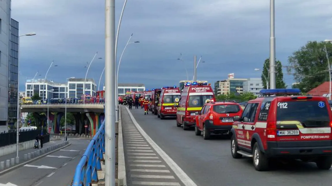 UPDATE Mașină răsturnată pe Podul Basarab în urma unui accident. Circulația este întreruptă, șapte persoane rănite