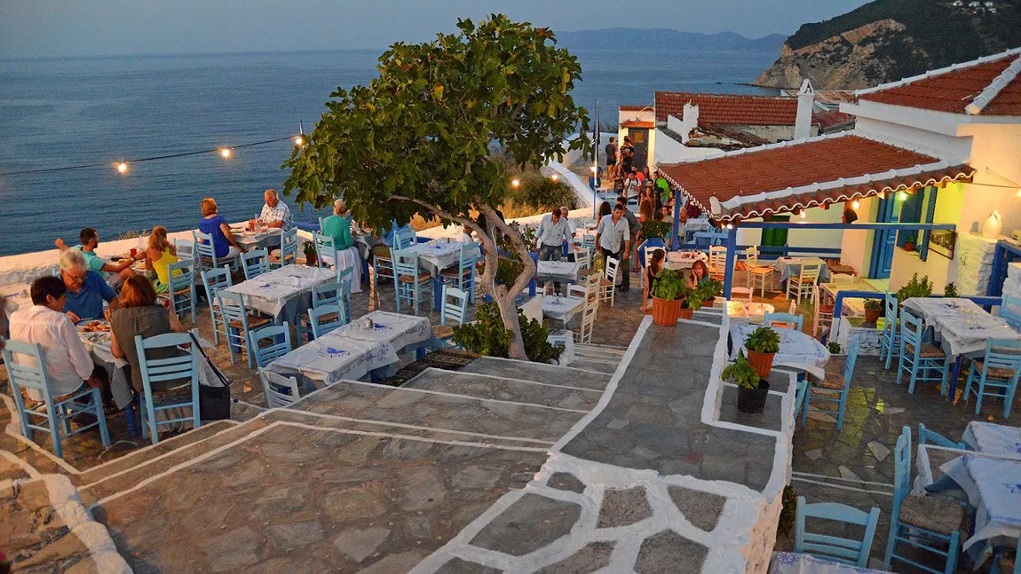 Vacanțe în Grecia mai scumpe în 2024. Cât costă acum un prânz pentru două persoane la o tavernă