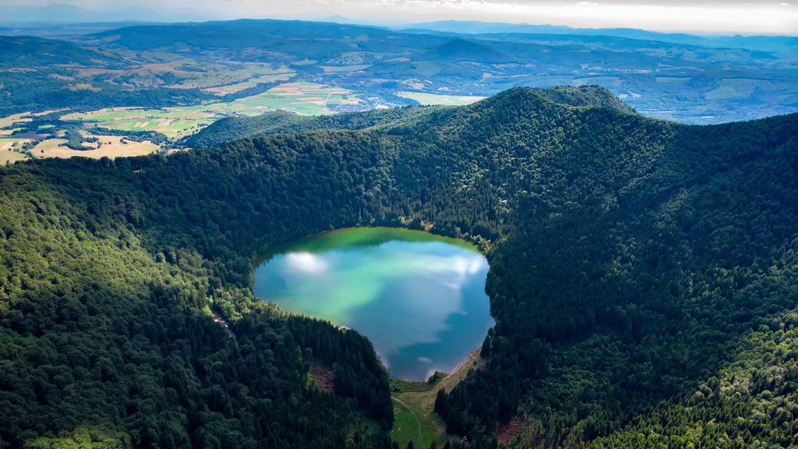 Lacul cu cea mai pură apă din România. S-a format pe fundul singurului crater vulcanic rămas intact în Europa Centrală și de Est