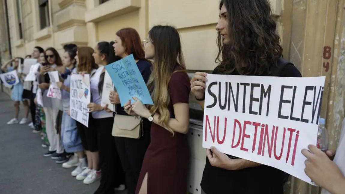 Camera de detenţie scoate elevii la proteste: 