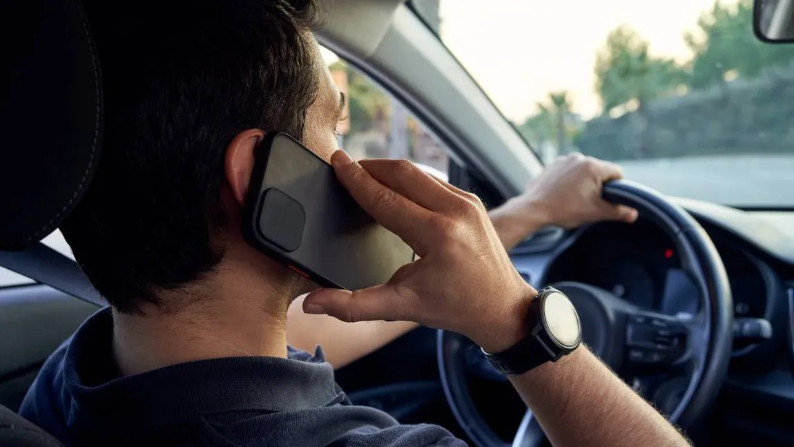 Amenzi mai mari pentru şoferii prinşi la volan cu telefonul la ureche. Ce spune legea despre utilizarea difuzorului telefonului în trafic