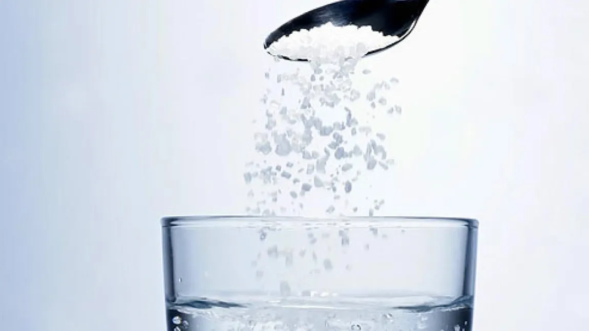 STUDIU: Ce se întâmplă dacă bem apă cu sare pe stomacul gol. Cercetător american: 