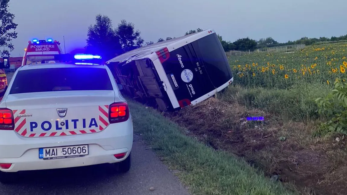 Autocar cu 59 de pasageri, înmatriculat în Bulgaria, răsturnat pe DN2 - E85. Șoferul a adormit la volan