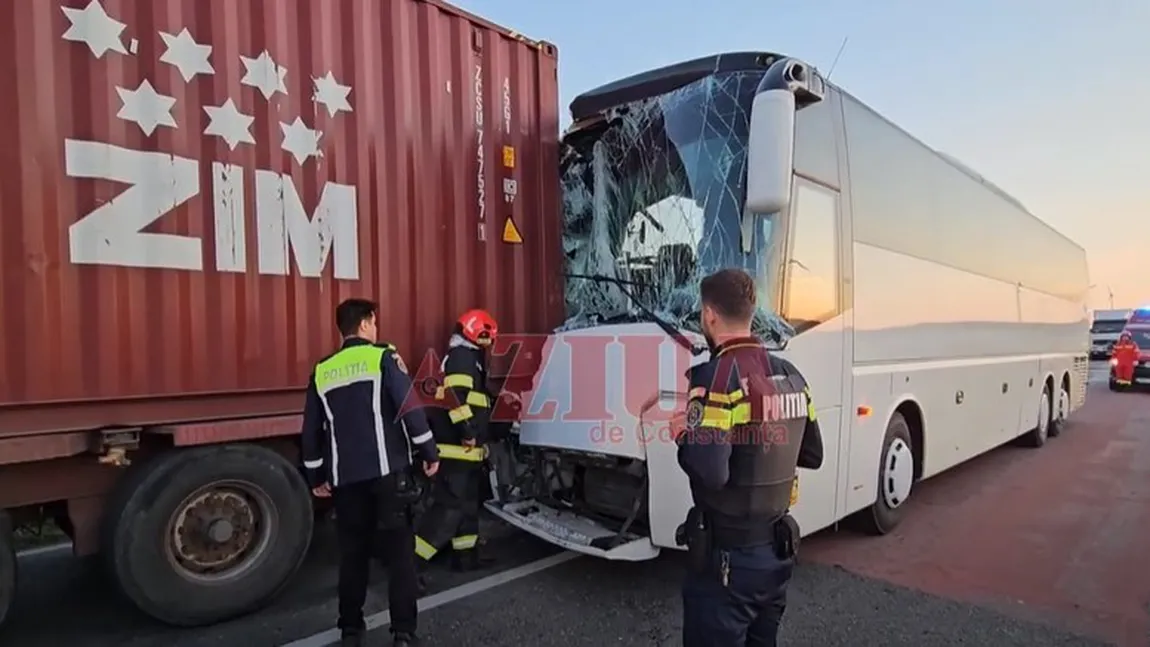 Un autobuz plin cu pasageri, impact violent cu un TIR, în Constanţa. A fost activat Planul Roşu de intervenţie
