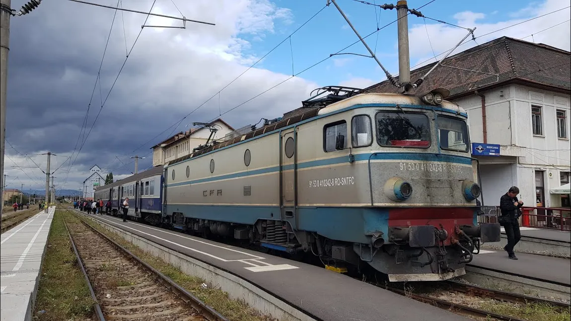 Trei adolescenți au fost loviți de tren, la Suceava, din cauza căștilor de pe urechi