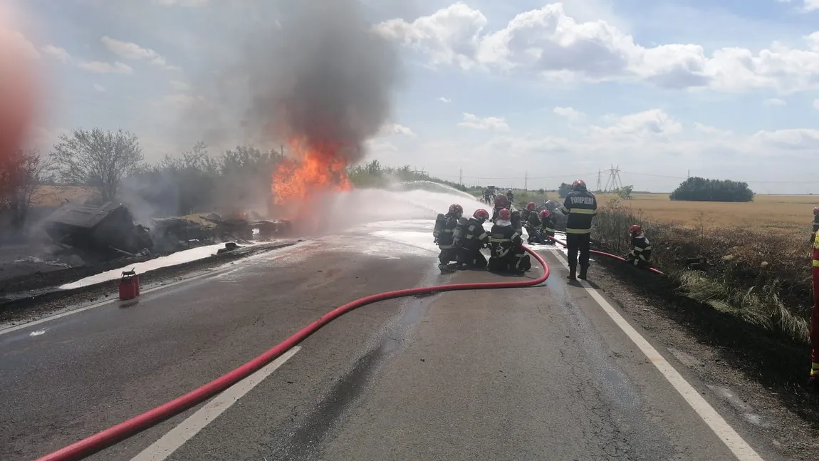 Accident șocant în Brăila! O cisternă încărcată cu benzină şi un autoturism s-au ciocnit, apoi au luat foc. Unul dintre șoferi a fost găsit carbonizat