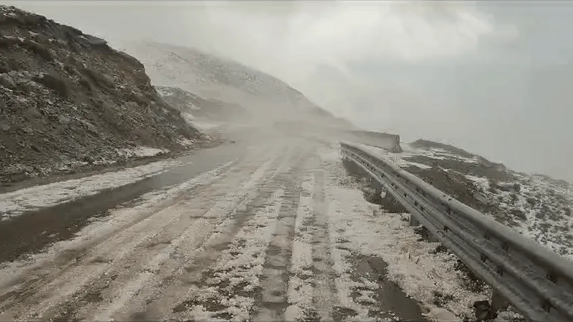 Peisaj de iarnă în mijlocul verii! Un grup de motocicliști s-a adăpostit de furtuna cu grindină de pe Transalpina