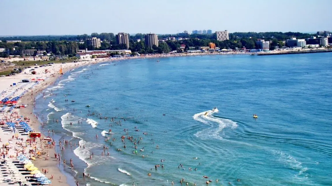 Alertă pe litoralul românesc al Mării Negre. Turiștii au ieșit la mal după ce au observat o substanță cenușie în apă