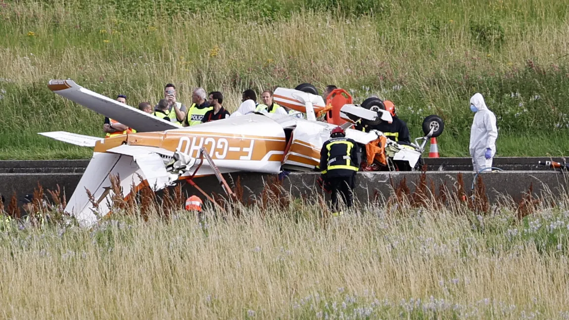 Avion uşor prăbuşit pe autostradă, trei persoane au murit pe loc