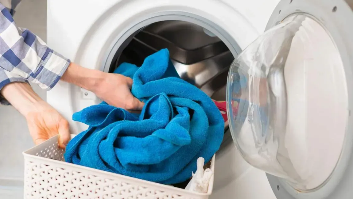 Trucul ingenios prin care îți poți usca hainele în doar câteva secunde! Mașina ta de spălat poate fi transformată în uscător cu o simplă apăsare de buton