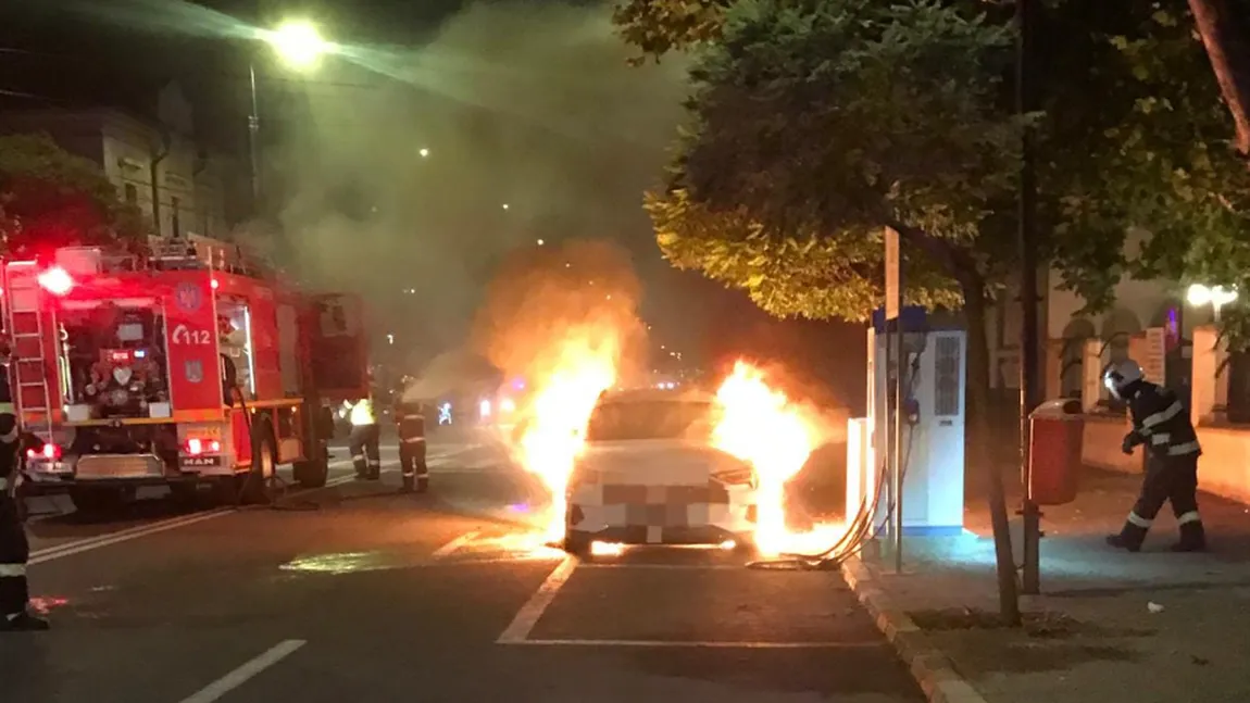 Cod roşu de intervenţie. O maşină electrică a ars ca o torţă în timp ce era încărcată pe stradă VIDEO