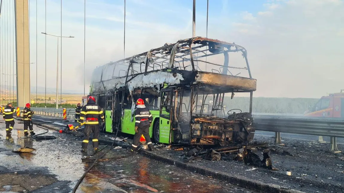 Un autocar cu 35 de pasageri din Ucraina a luat foc pe podul de la Brăila. Şoferul şi pasagerii s-au evacuat