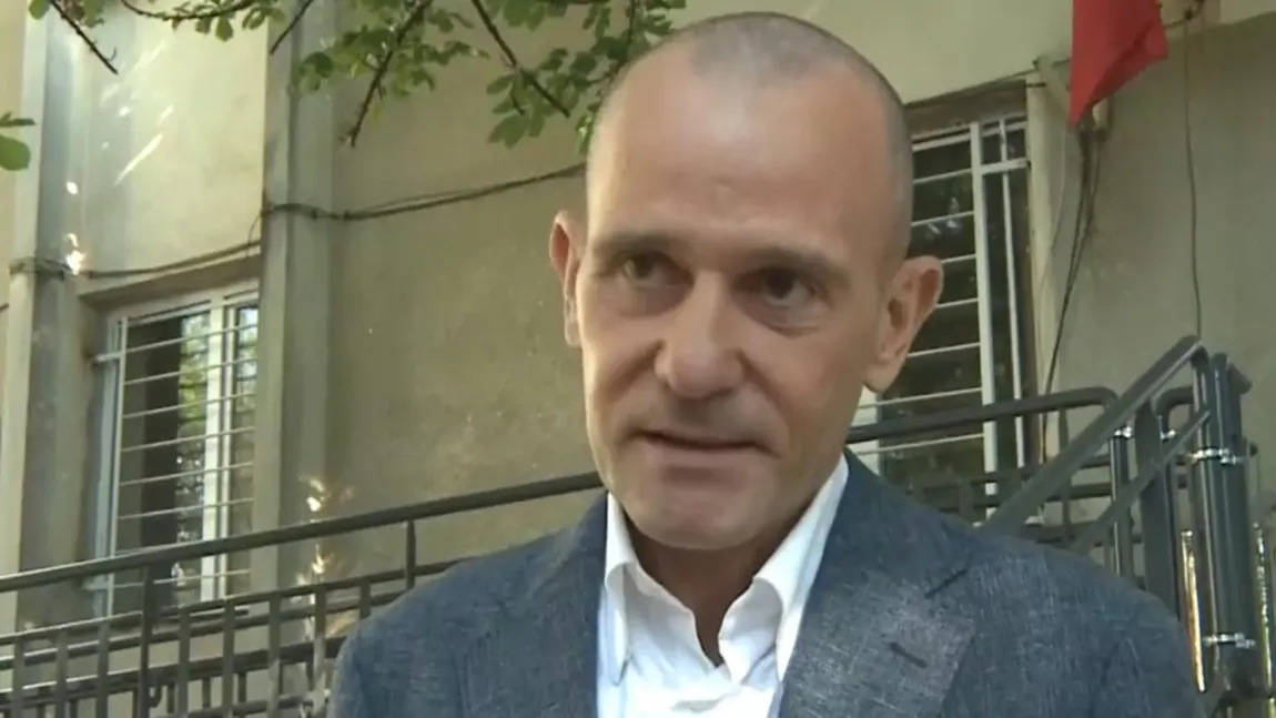 Dumitru Dumbravă, show la secţia de poliţie, unde s-a prezentat pentru a semna controlul judiciar: 