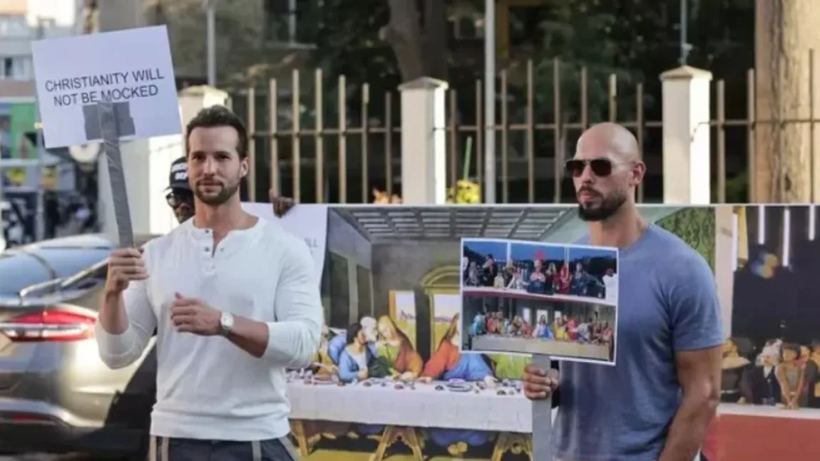 Frații Tate, protest în fața Ambasadei Franței din București. Sunt revoltați ceremonia de deschidere a Jocurilor Olimpice de la Paris: 