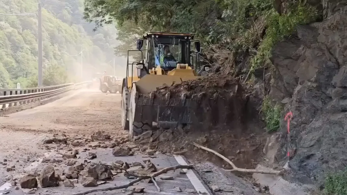 Primele două zile de lucrări pe Valea Oltului arată de ce trebuie închis traficul: căderile de bolovani pe șosea ar fi pus în pericol viețile a mii de oameni