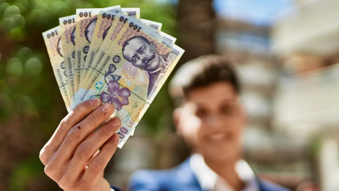 Românii care vor primi o mărire de salariu pe lângă creşterea salariului minim. S-a dat legea, cine sunt angajaţii vizaţi