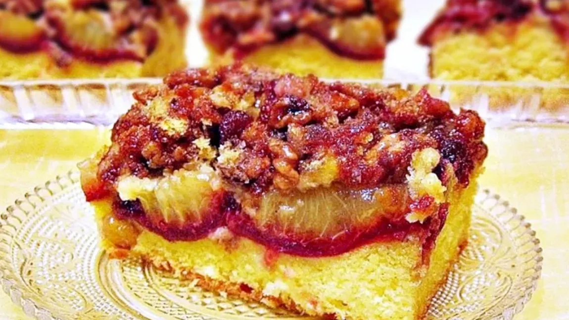 Prăjitură cu prune și nuci. Un desert foarte simplu de făcut și numai potrivit pentru vară