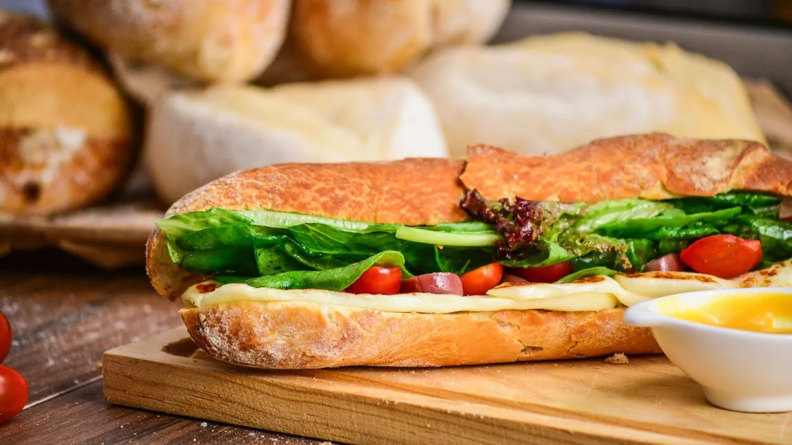 Ce ar trebui să alegi: o salată sau un sandviș? Nutriționiștii desființează unul dintre cele mai mari mituri despre alimentație: „Pot duce la creșterea în greutate și la alte probleme de sănătate”