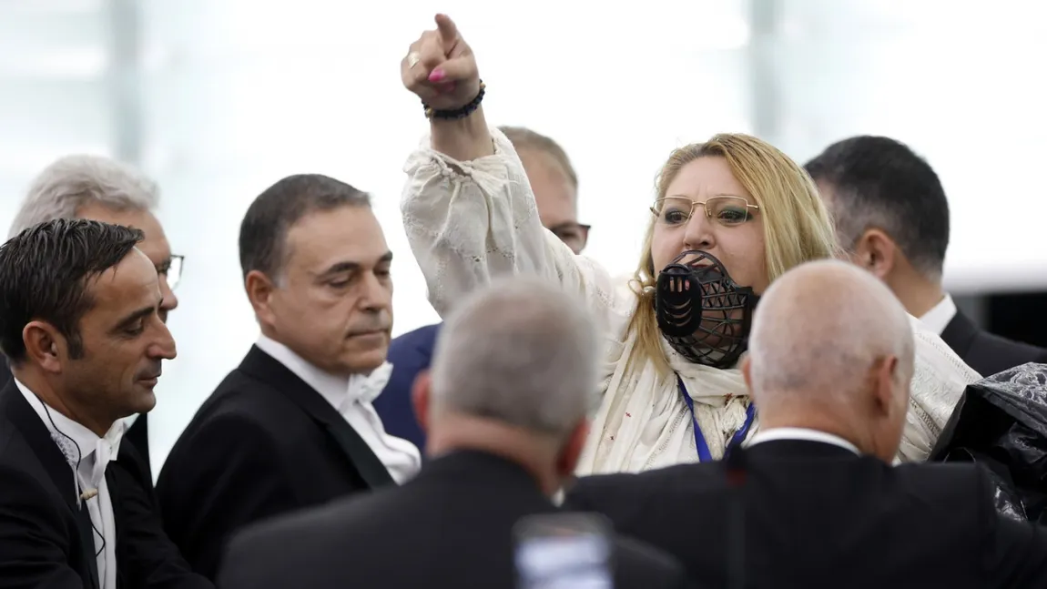 Ce riscă Diana Șoșoacă, după circul din Parlamentul European. Europarlamentara a premeditat scandalul, având în geantă o botniță și un sac de plastic negru