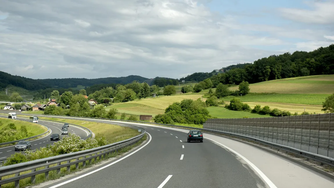 Un șofer român a primit o amendă usturătoare pentru viteza mare cu care mergea pe o autostradă din Slovenia. Cum a fost obligat să plătească suma