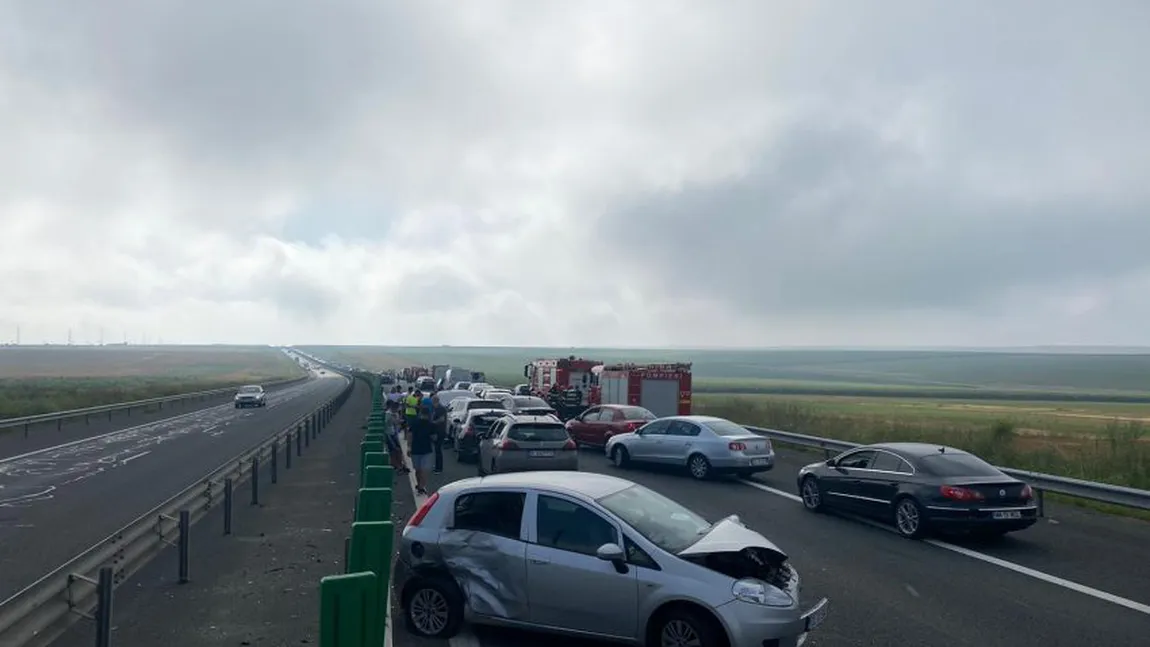 Accident în lanţ pe Autostrada Soarelui: 8 maşini distruse, 25 de persoane implicate, printre răniţi se află şi minori