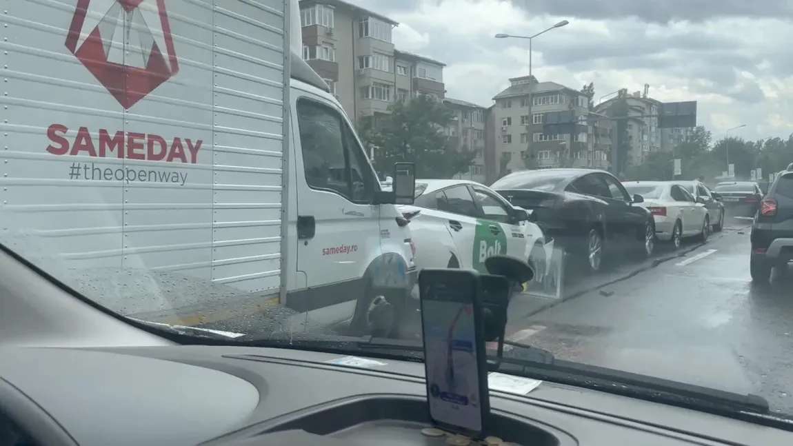 Carambol cu șapte mașini în București după furtuna de COD PORTOCALIU. A fost cod roșu în Călărași și Giurgiu