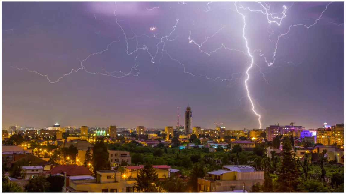 Furtuna electrică amenință România! Meteorologii anunță când va avea loc