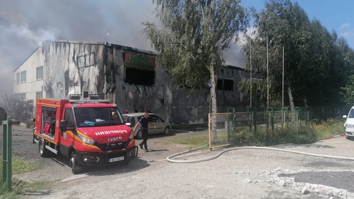 Incendiu violent la o fabrică de prelucrare a furnirului din Brăila. O persoană a decedat