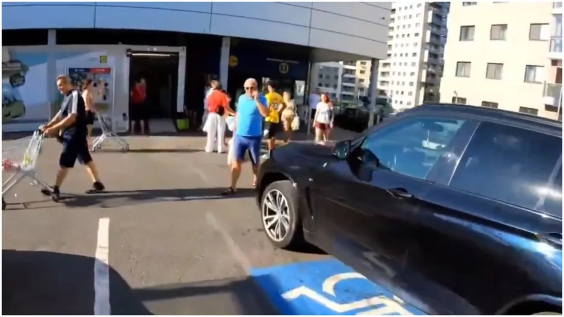Imagini revoltătoare în parcarea unui magazin Lidl. Un șofer BMW jignește un biciclist. VIDEO