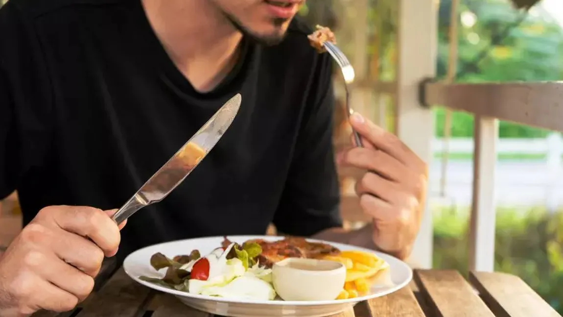 Restaurantul din Europa unde nu ai voie să mănânci dacă vii singur. Motivul este unul uimitor