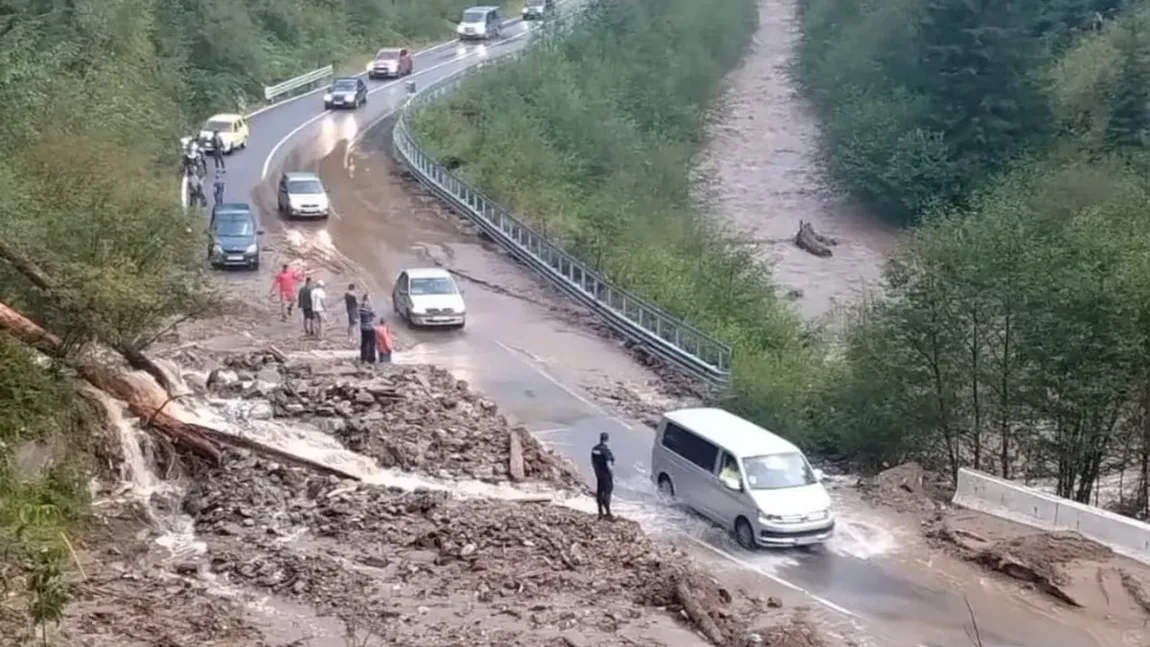 Trafic BLOCAT timp de 12 ore pe DN 67 C – Transalpina după furtună. Pietre și nămol s-au scurs de pe versanți