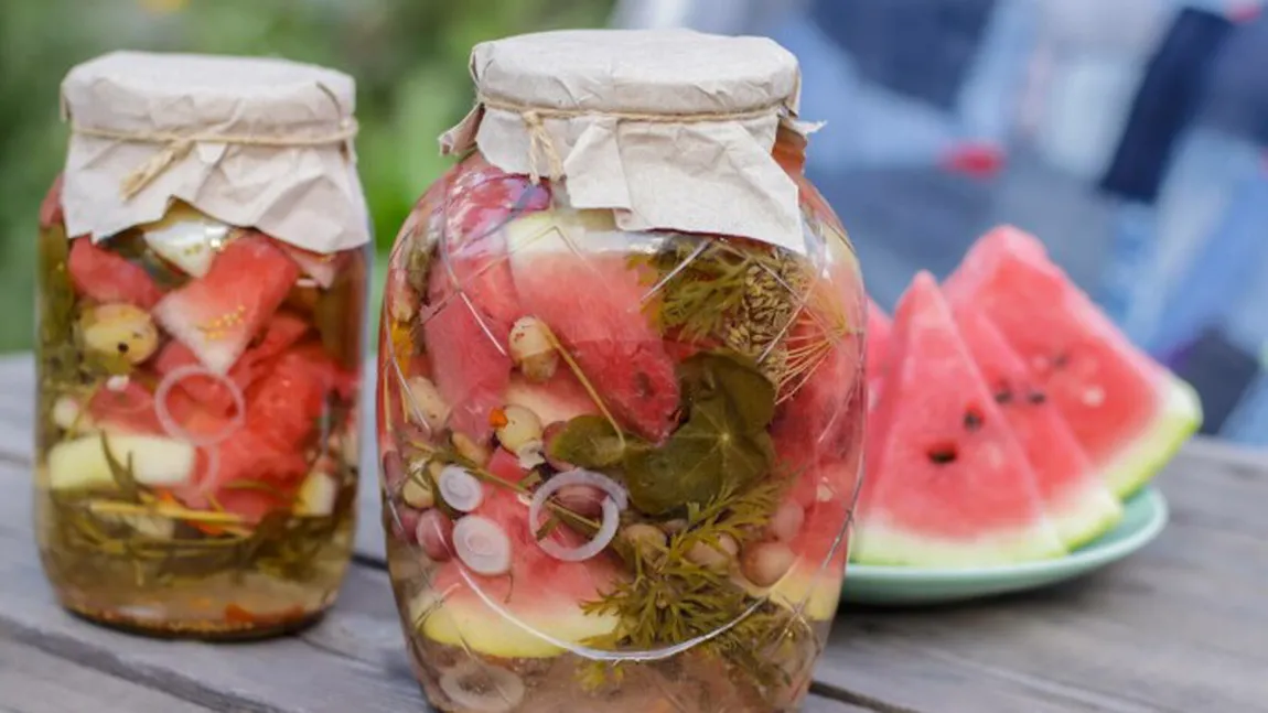 Reţeta delicioasa a bunicii: pepenii muraţi, o delicatesă cu gust intens şi o textura crocanta