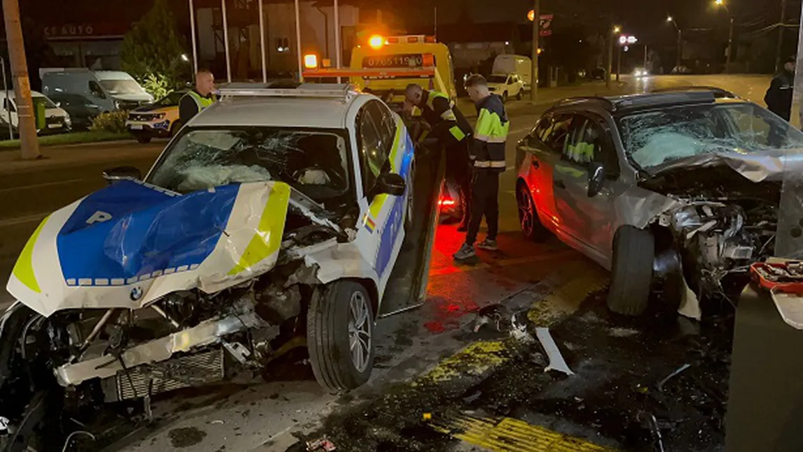 Mașină de Poliție, distrusă de un șofer de 19 ani. Doi agenți au ajuns la spital. Martorii spun că impactul a avut loc la 120 km/h