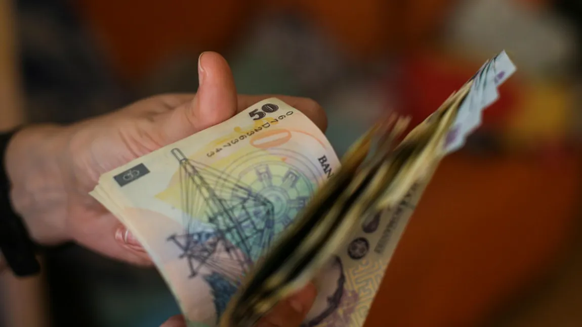 Bani în plus pentru angajați, pe lângă salariu. Categoria de români care e vizată de această lege