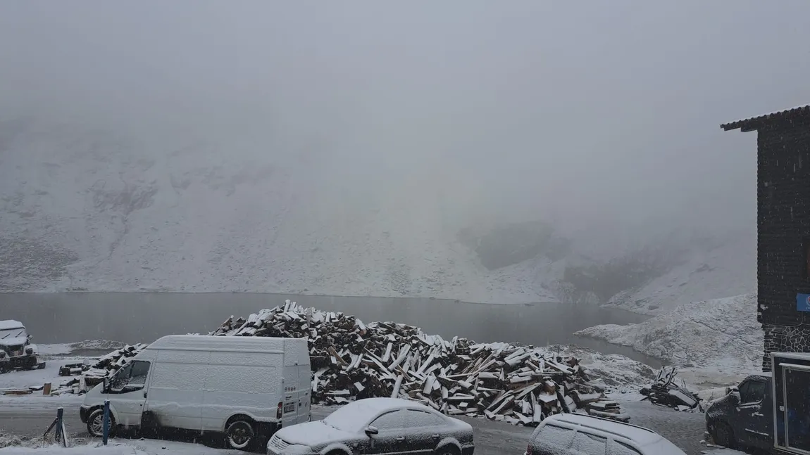 VIDEO Imagini de poveste cu prima ninsoare de anul acesta, la Bâlea Lac. Este și prima intervenție pentru deszăpezirea Transfăgărășanului