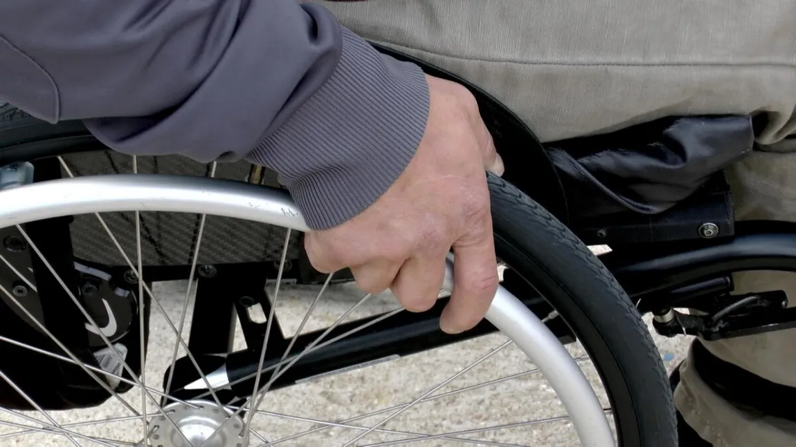 Scandalos! Un bărbat aflat în scaun cu rotile de 3 ani, respins la cererea de încadrare în gradul de handicap. Care este explicația