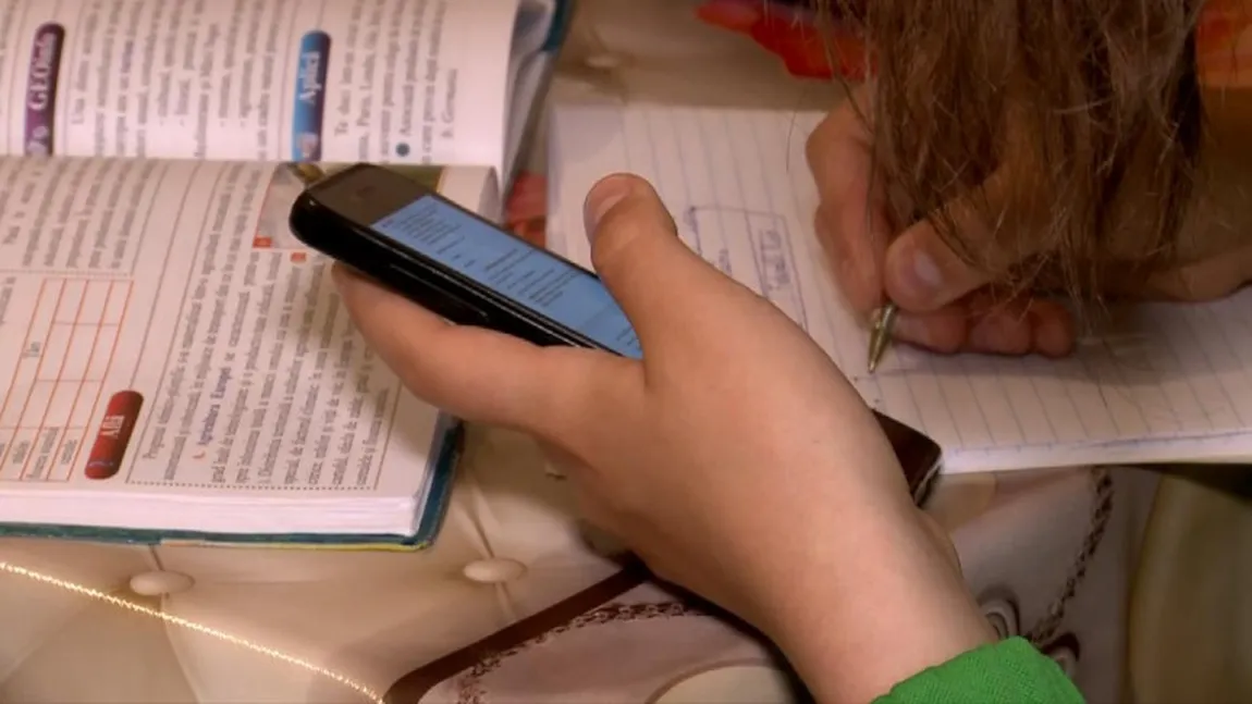 Propunere șocantă privind interzicerea telefoanelor mobile în timpul orelor. Cine a făcut-o și care sunt argumentele