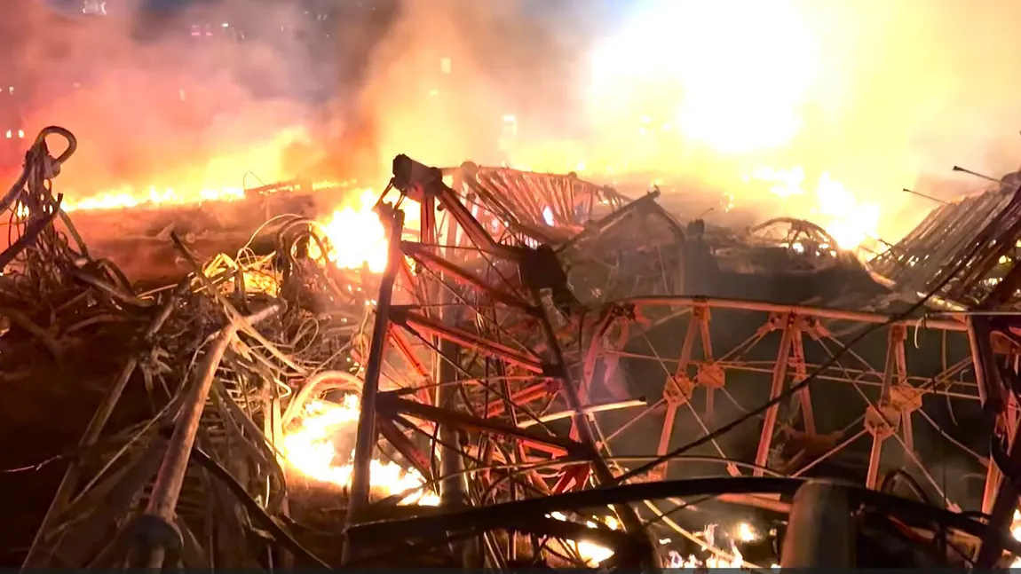 Un elicopter s-a lovit de un turn radio şi a explodat în zbor, printre morţi se află şi un copil VIDEO