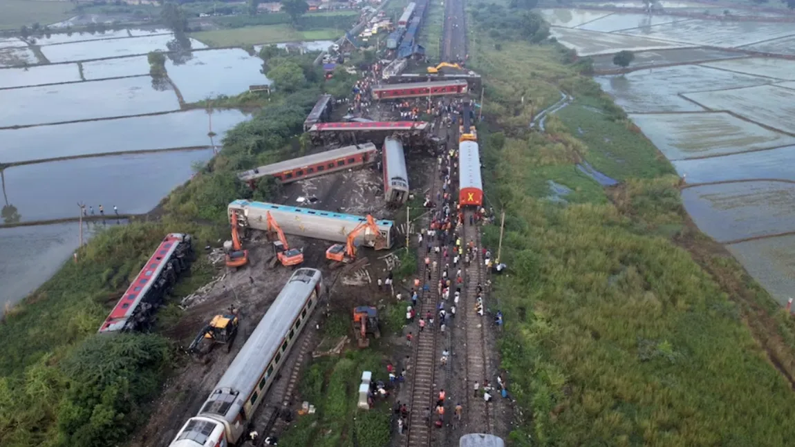 Grav accident feroviar în India. Un tren de pasageri s-a ciocnit cu un tren de marfă, care staționa