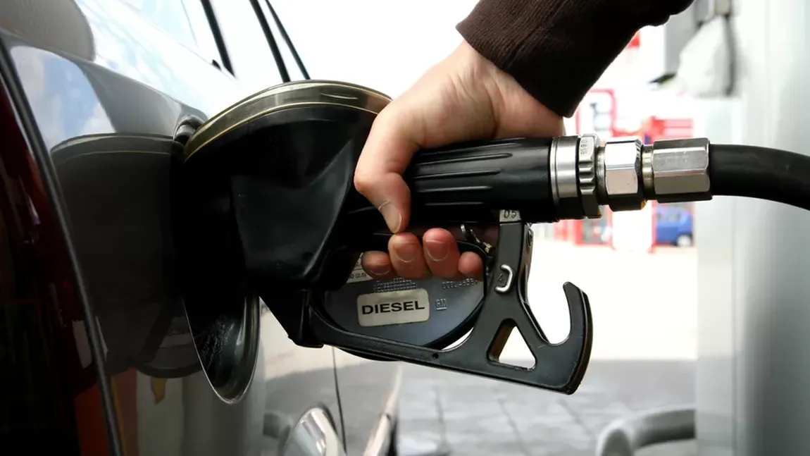 Cum verifici dacă benzina sau motorina din rezervor ți-au fost ”botezate” cu apă. Ce trebuie să faci urgent ca să nu îți ”moară” motorul