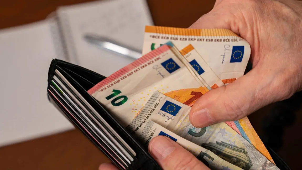 Care români vor primi mai mulţi bani peste trei luni. Criteriile pe care trebuie să le îndeplinească