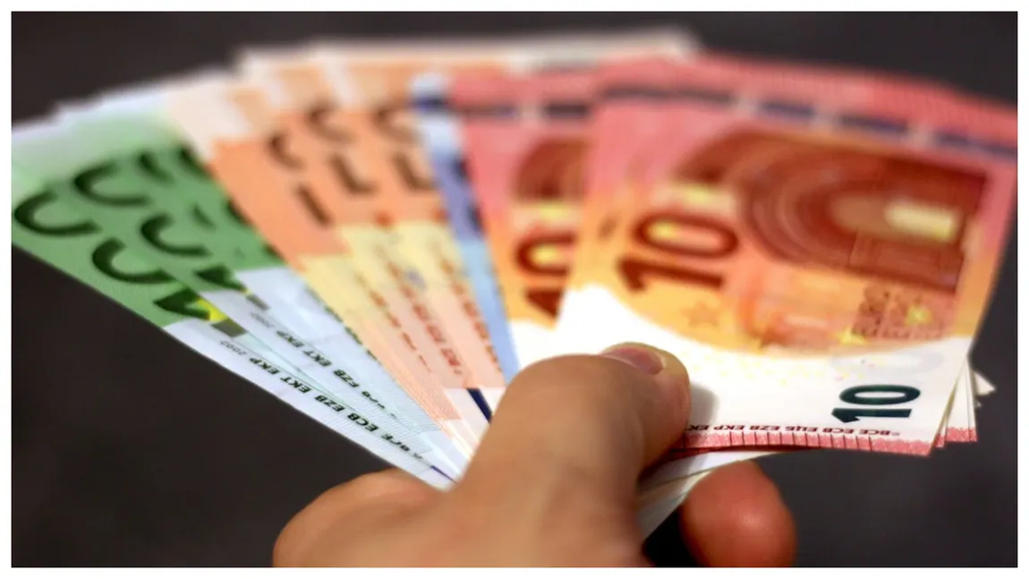 O directoare de bancă din București și-a transferat 300.000 de euro din banii clienților. Descinderi ale mascaților la domiciliul acesteia