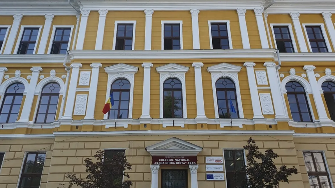 Incident grav într-o școală din Arad. O profesoara a fost rănită după ce o bucată de tencuială s-a desprins şi a căzut peste ea