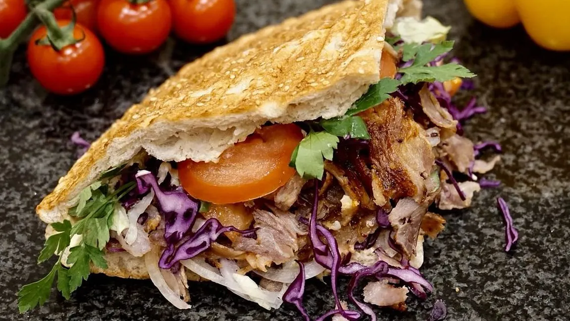Turcia și Germania se ceartă pe döner kebap. Dacă turcii câștigă, nimeni nu va mai putea vinde decât dacă respectă rețeta originală