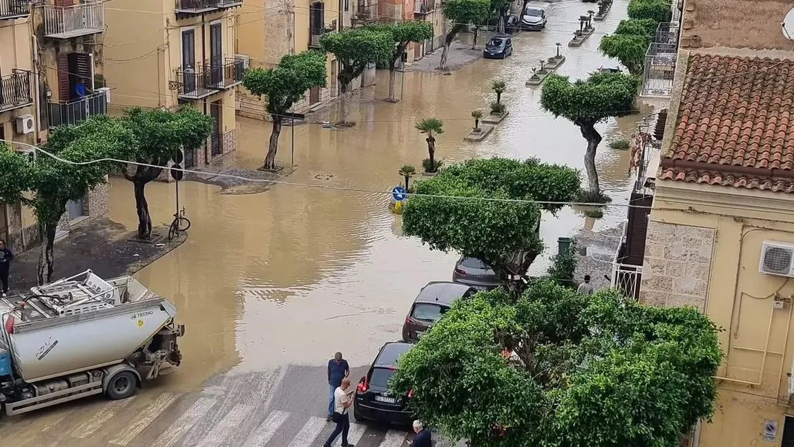 Inundații devastatoare în Italia. Un tânăr a murit într-o mașină luată de ape