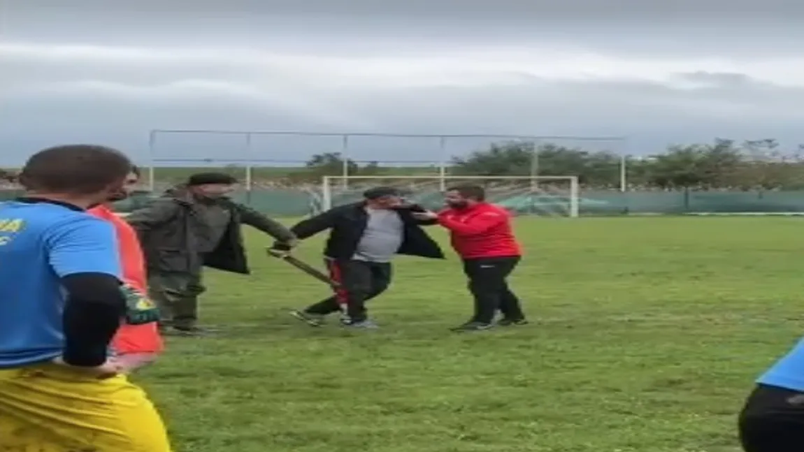 Arbitru fugărit cu maceta pe teren, la un meci de fotbal din România! De la ce a plecat totul