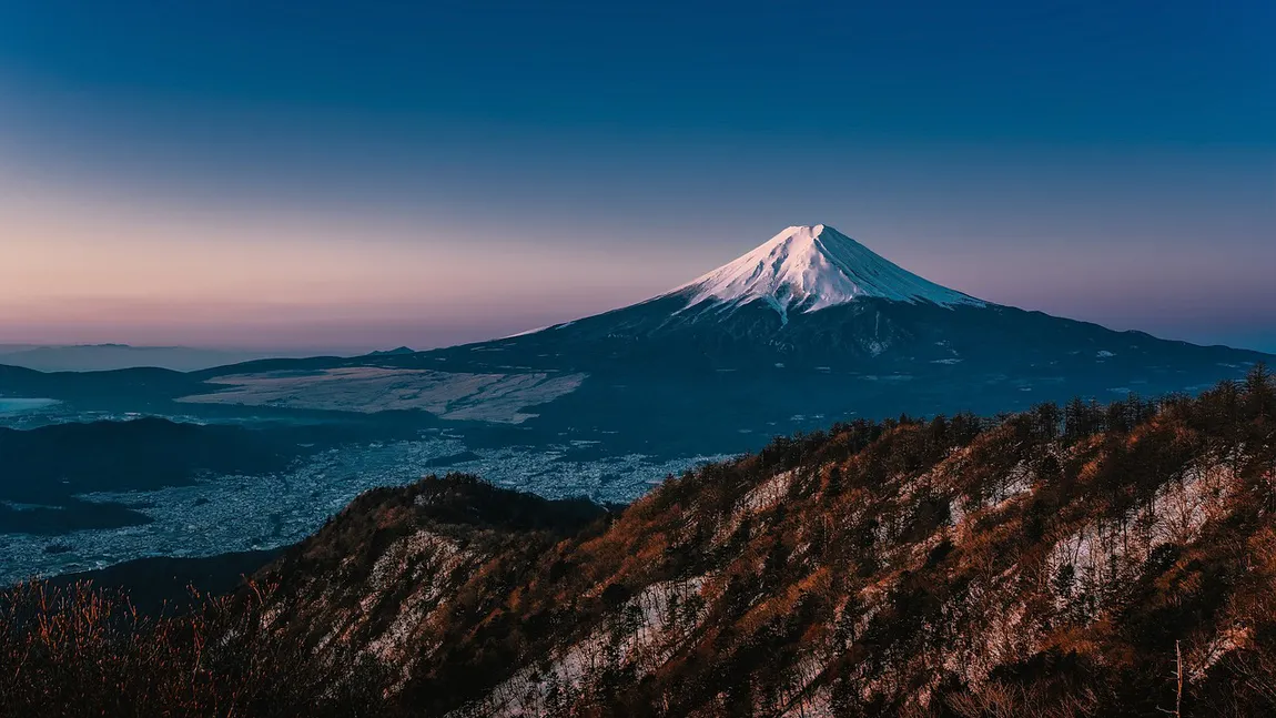 Muntele Fuji din Japonia a rămas fără zăpadă pentru prima oară în 130 de ani